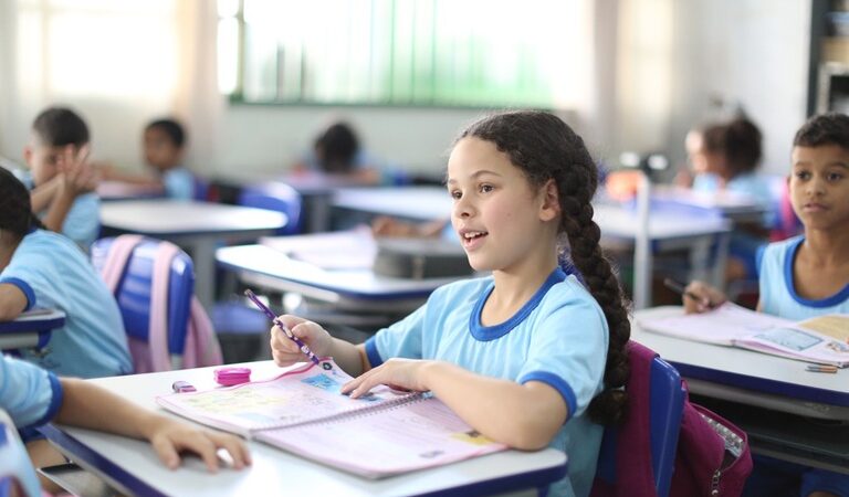 Escolas brasileiras recebem guias para analisar resultados do Ideb e planejar melhorias