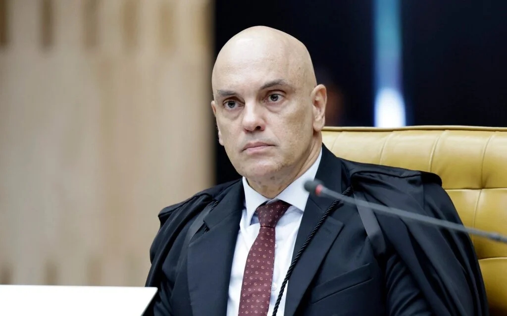 Nova turbulência no STF: reportagem liga Moraes a voos em jatos associados a Vorcaro