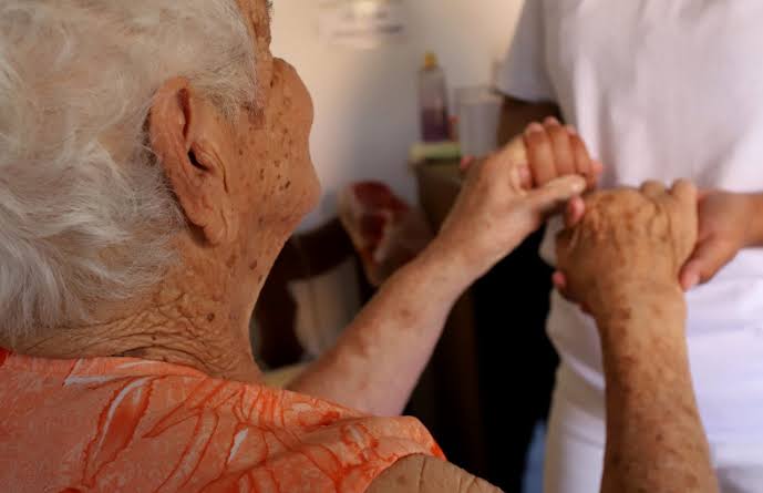 Brasil registra queda de 300 mil lares com idosos em insegurança alimentar