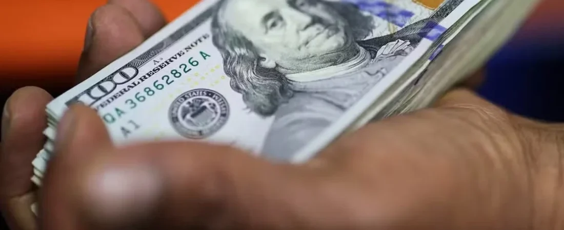 Dólar sobe e Ibovespa recua em meio à cautela dos investidores