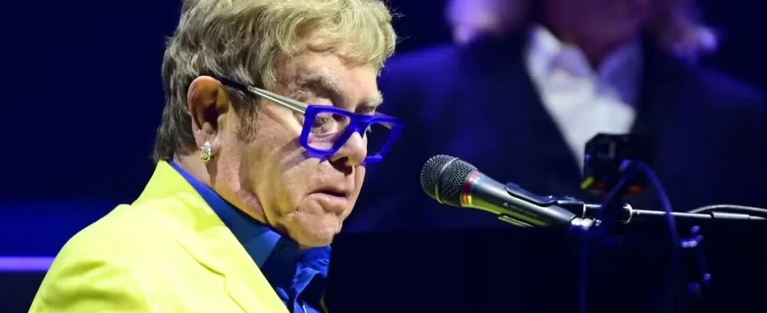 A música de Elton John que virou sucesso no Brasil após tocar em novela